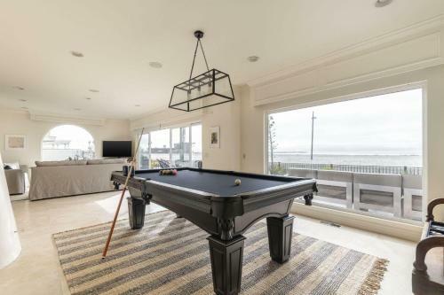 Shoreline - Spectacular Beachfront Abode W Fire Pit, Spa & Pool Table