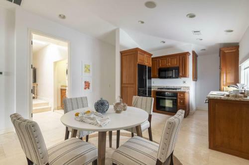 Shoreline - Spectacular Beachfront Abode W Fire Pit, Spa & Pool Table