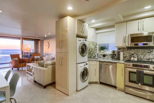 Ocean Front, 2 Private View Decks In Heart Of Mb