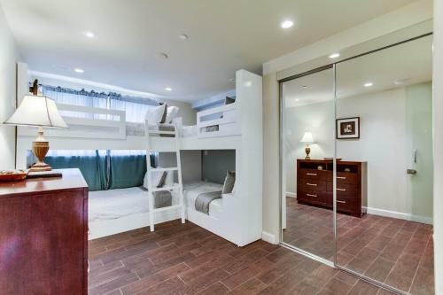 Ocean Front, 2 Private View Decks In Heart Of Mb