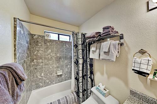 Mountain-view Vineyard Cottage - Private Hot Tub Cottage