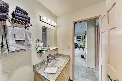 Mountain-view Vineyard Cottage - Private Hot Tub Cottage