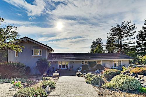 Mountain-view Vineyard Cottage - Private Hot Tub Cottage