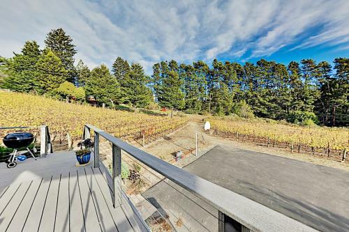 Mountain-view Vineyard Cottage - Private Hot Tub Cottage