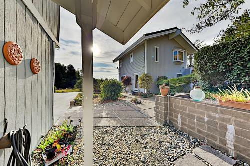 Mountain-view Vineyard Cottage - Private Hot Tub Cottage