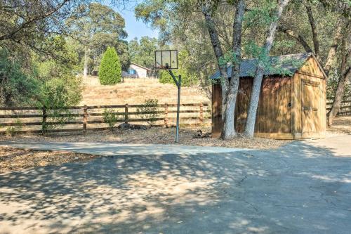 Bright Gold Country Home Pool, Deck And Hot Tub!