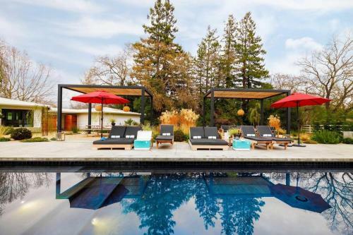Marquee - Modern Stylish Estate W Pool & Entertainers Courtyard