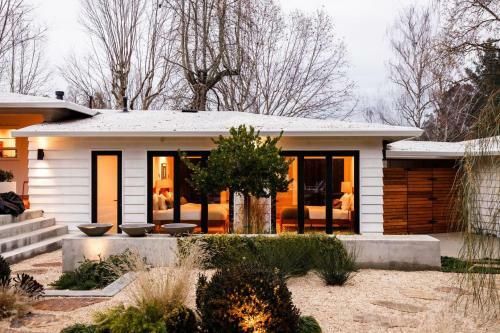 Marquee - Modern Stylish Estate W Pool & Entertainers Courtyard