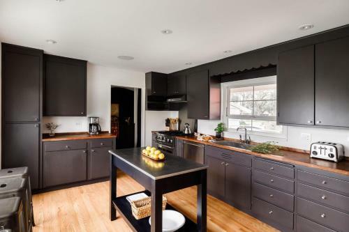 Marquee - Modern Stylish Estate W Pool & Entertainers Courtyard
