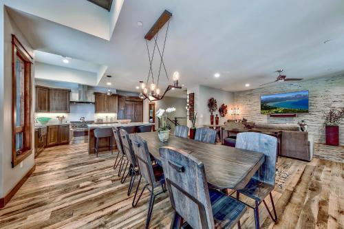 6 Bedroom Luxury Home With Great Location Townhouse