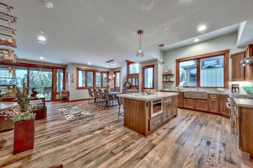 6 Bedroom Luxury Home With Great Location Townhouse