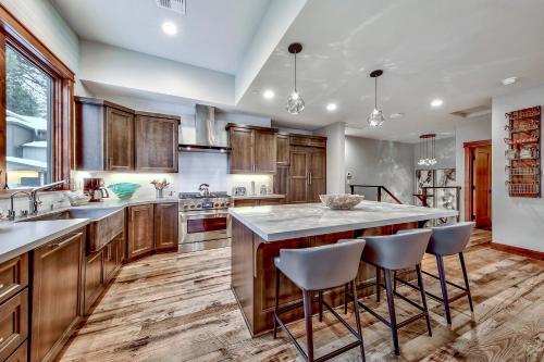 6 Bedroom Luxury Home With Great Location Townhouse