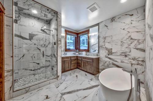 6 Bedroom Luxury Home With Great Location Townhouse