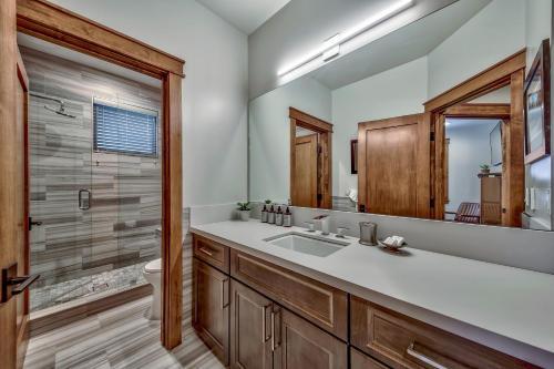 6 Bedroom Luxury Home With Great Location Townhouse
