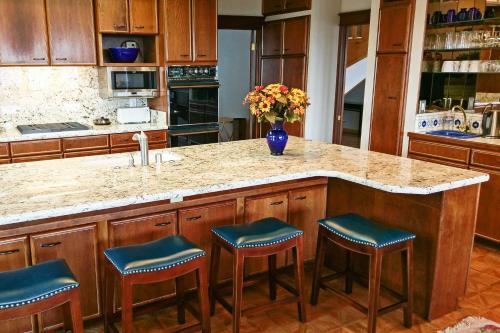 Elegant Getaway With Stunning View, 2 Mi To Heavenly
