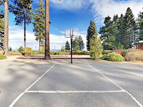 New Listing! Custom Alpine Home With Private Hot Tub Home