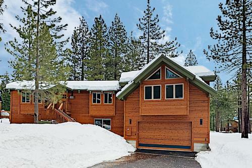 New Listing! Custom Alpine Home With Private Hot Tub Home