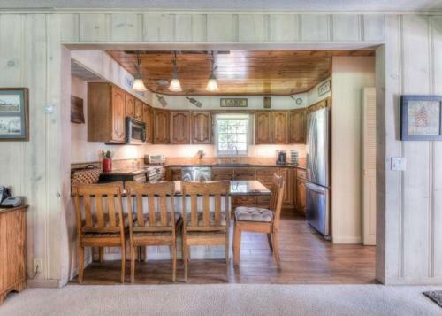 Fairway Vacation Rental Cabin