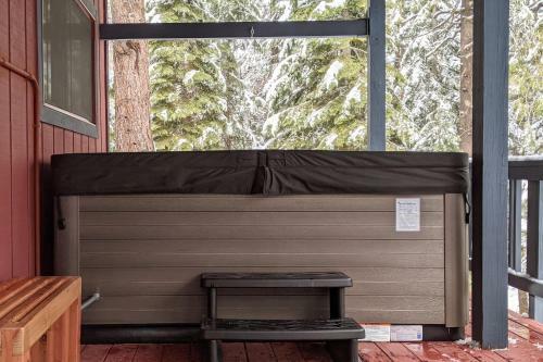 Roomy Forest-view Retreat With Private 2-car Garage Home