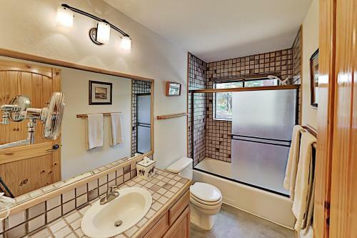 Roomy Forest-view Retreat With Private 2-car Garage Home