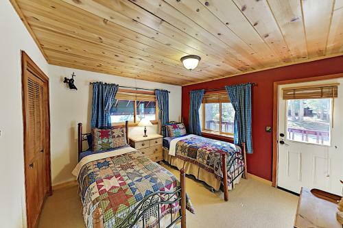 Roomy Forest-view Retreat With Private 2-car Garage Home