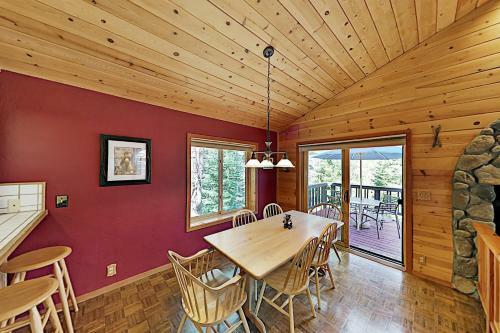 Roomy Forest-view Retreat With Private 2-car Garage Home