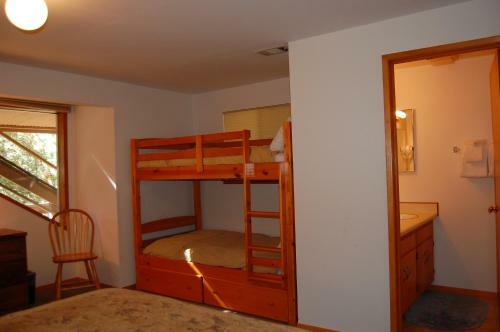 99 Yosemite Mountain Lodge