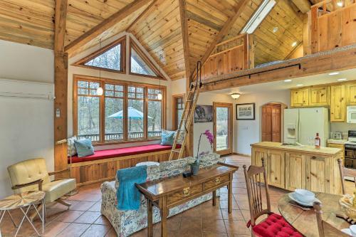 Eclectic Shasta Cascade Getaway On 15-acre Ranch!