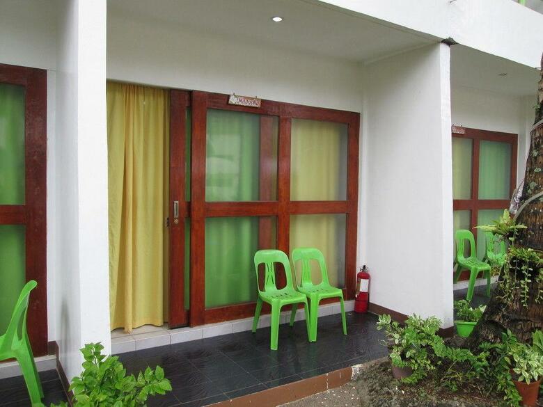 Hotel Reddoorz Plus @ Secret Garden Boracay