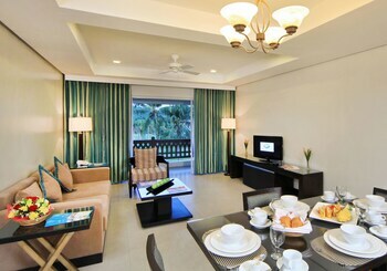 Hotel Fairways And Bluewater Newcoast Boracay