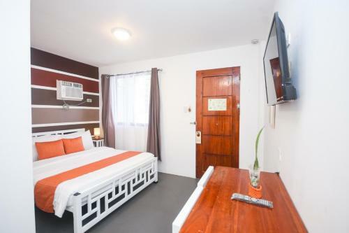 Hostal 8 Colors Beach House Resort