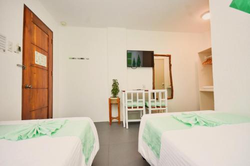 Hostal 8 Colors Beach House Resort