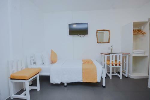 Hostal 8 Colors Beach House Resort