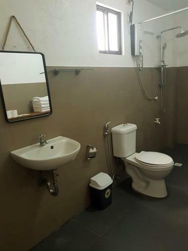 Hostal 8 Colors Beach House Resort