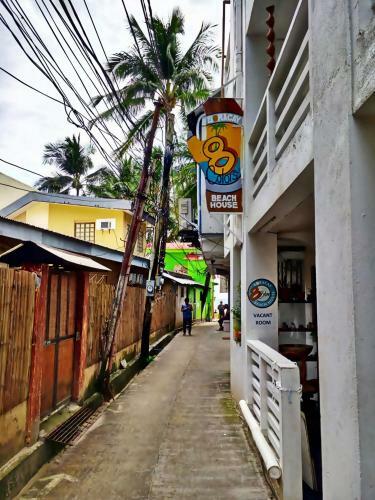 Hostal 8 Colors Beach House Resort