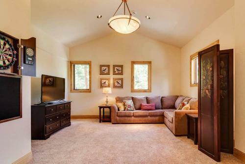 Lazy Fox Lodge In National Forest