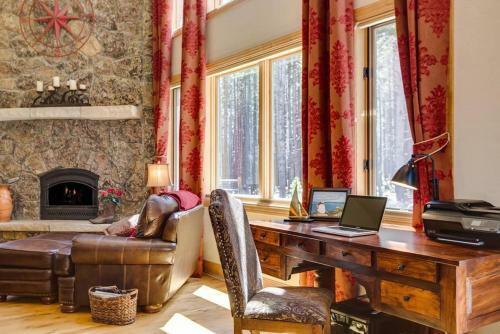 Lazy Fox Lodge In National Forest