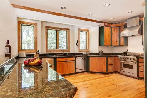 Lazy Fox Lodge In National Forest