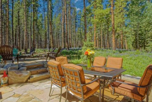 Lazy Fox Lodge In National Forest