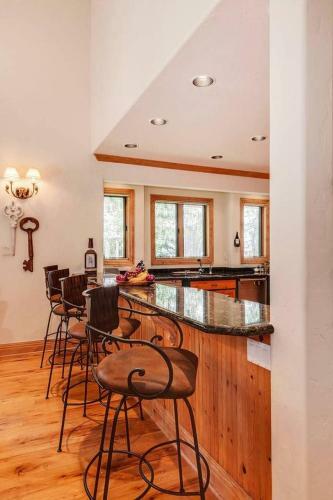 Lazy Fox Lodge In National Forest