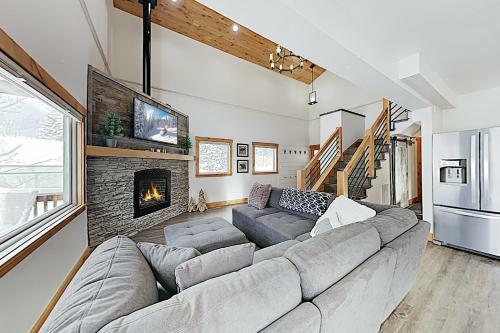 New Listing! Blue River Gem With Mountain-view Deck Home