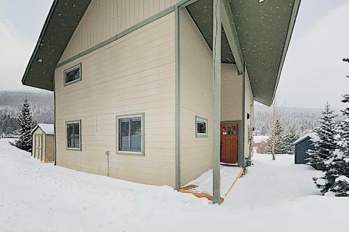 New Listing! Blue River Gem With Mountain-view Deck Home