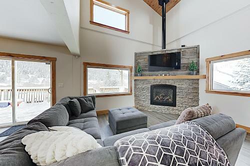 New Listing! Blue River Gem With Mountain-view Deck Home