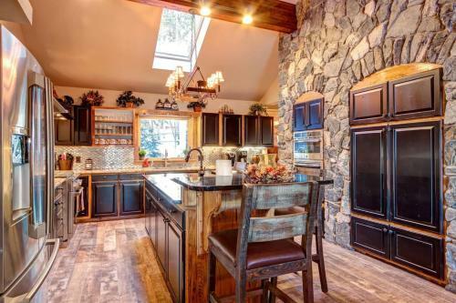 Luxurious & Spacious Home With Hot Tub - Sleeps 24