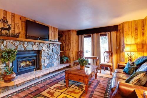 Luxurious & Spacious Home With Hot Tub - Sleeps 24