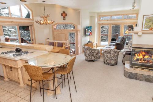 Woods Red Oak Townhome Hot Tub Sleeps 11
