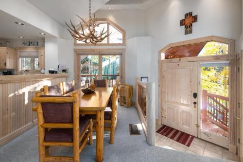 Woods Red Oak Townhome Hot Tub Sleeps 11