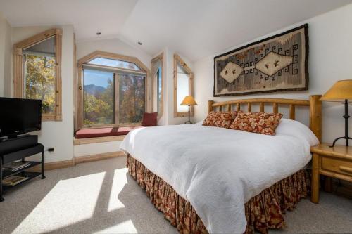Woods Red Oak Townhome Hot Tub Sleeps 11