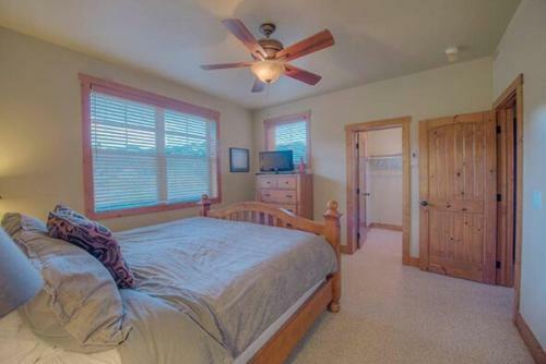 Creekside Home - Great Location & Private Hot Tub!