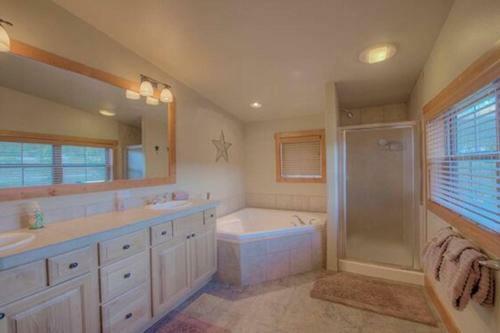 Creekside Home - Great Location & Private Hot Tub!